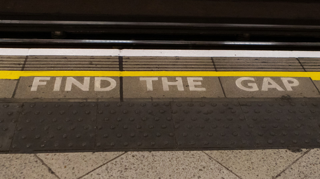 Schriftzug "Find the Gap" am Boden einer U-Bahn-Station