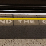 Schriftzug "Find the Gap" am Boden einer U-Bahn-Station